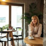 Young attractive businesswoman talking on the mobile phone in a coffee shop
